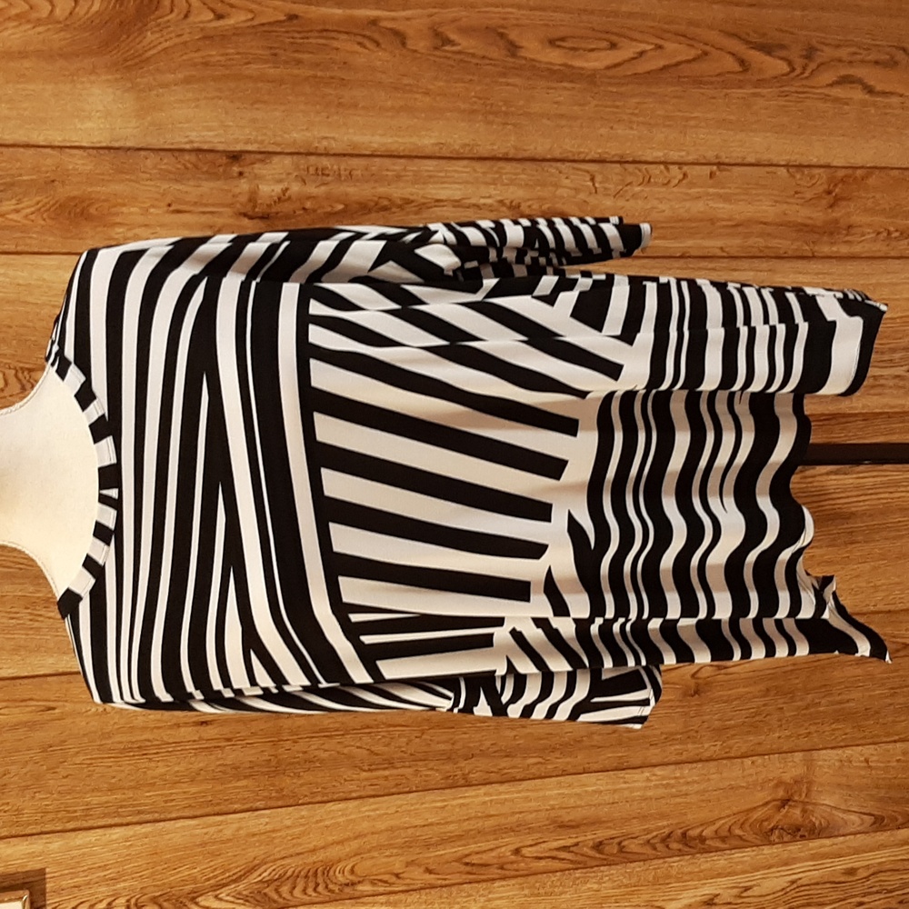 Jones Studio Black and White Flowy Top (Small)